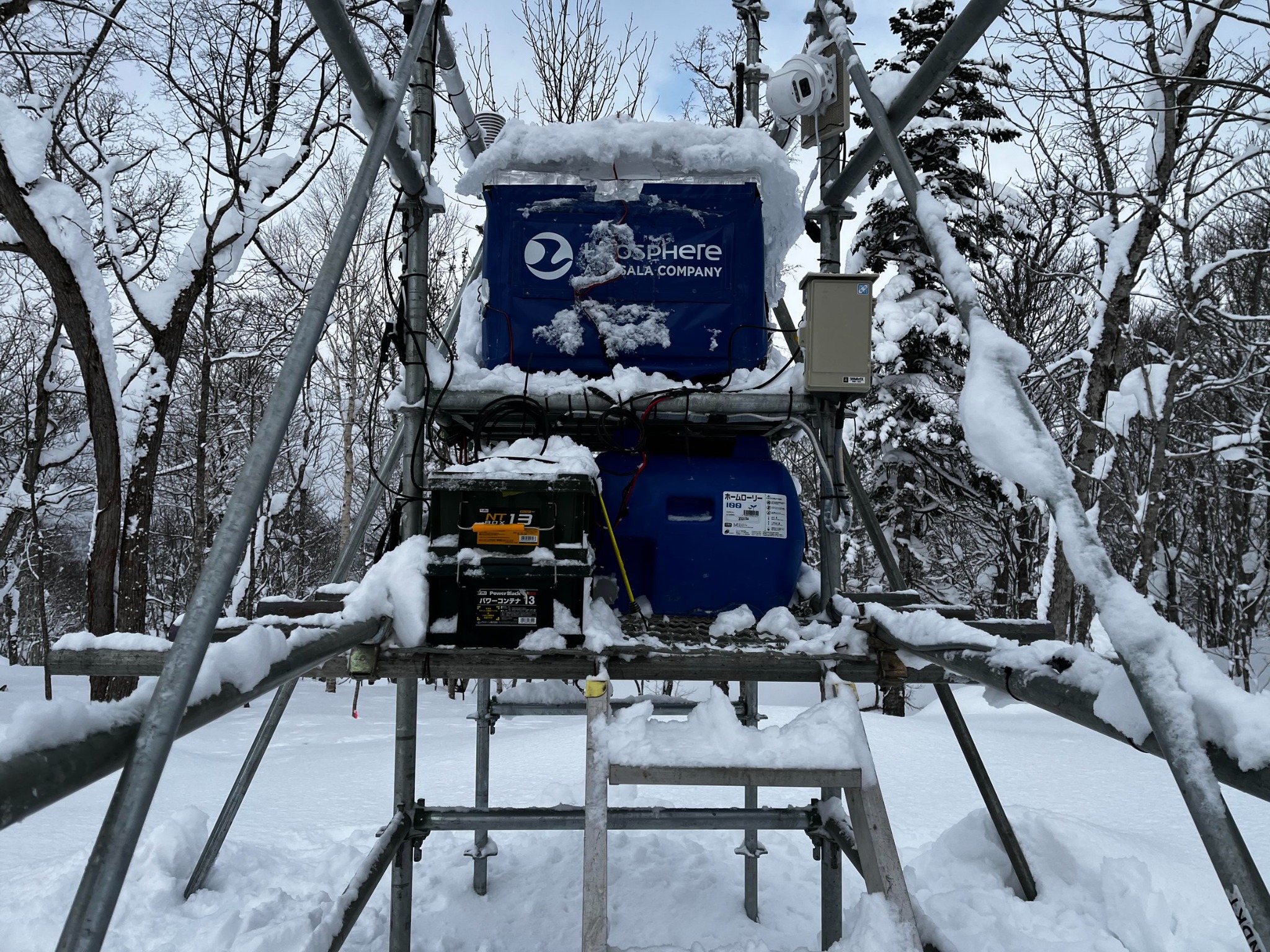 豪雪地帯に設置したドップラー・ライダーと架台