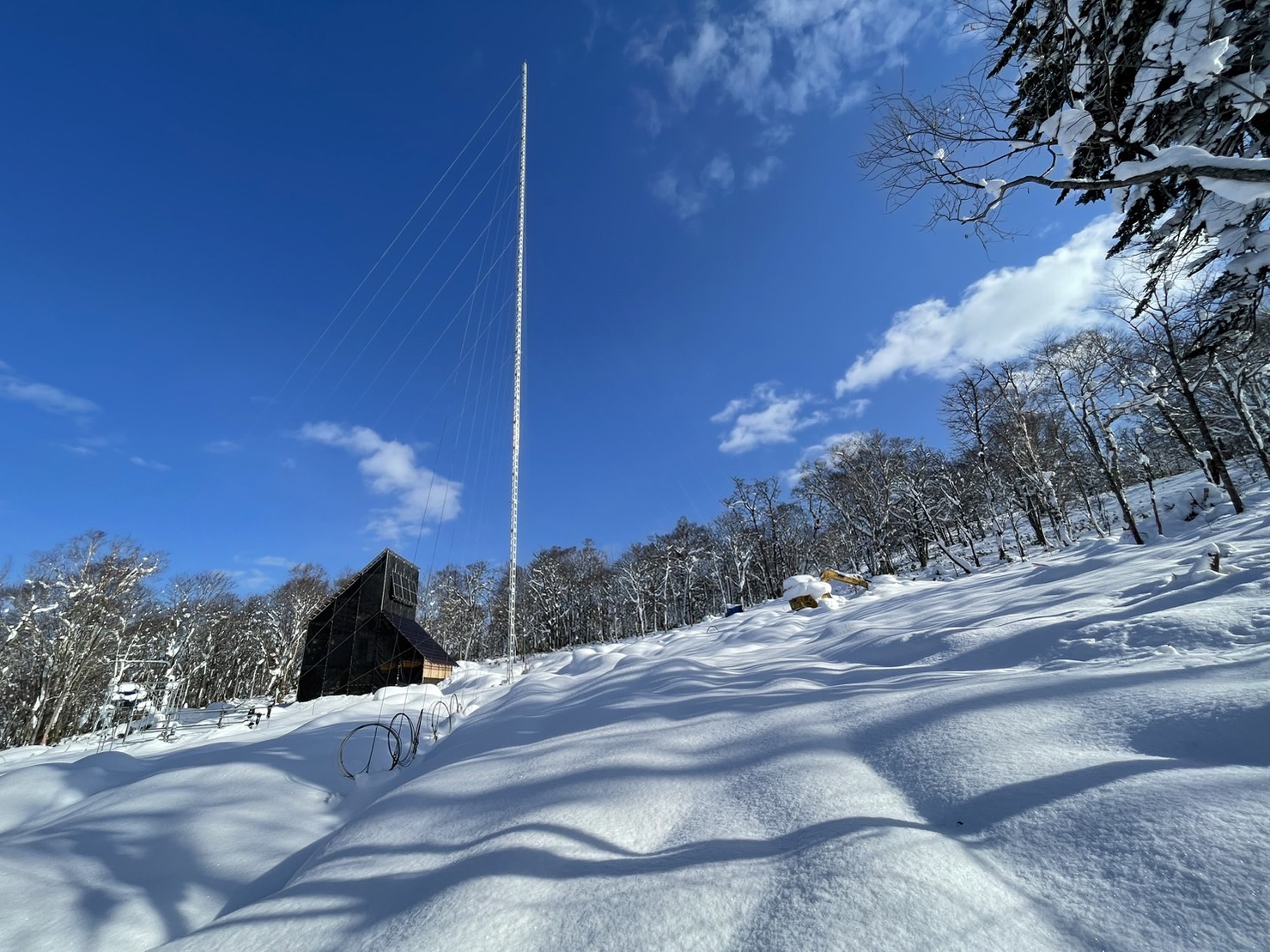 積雪地での観測設備の設置例